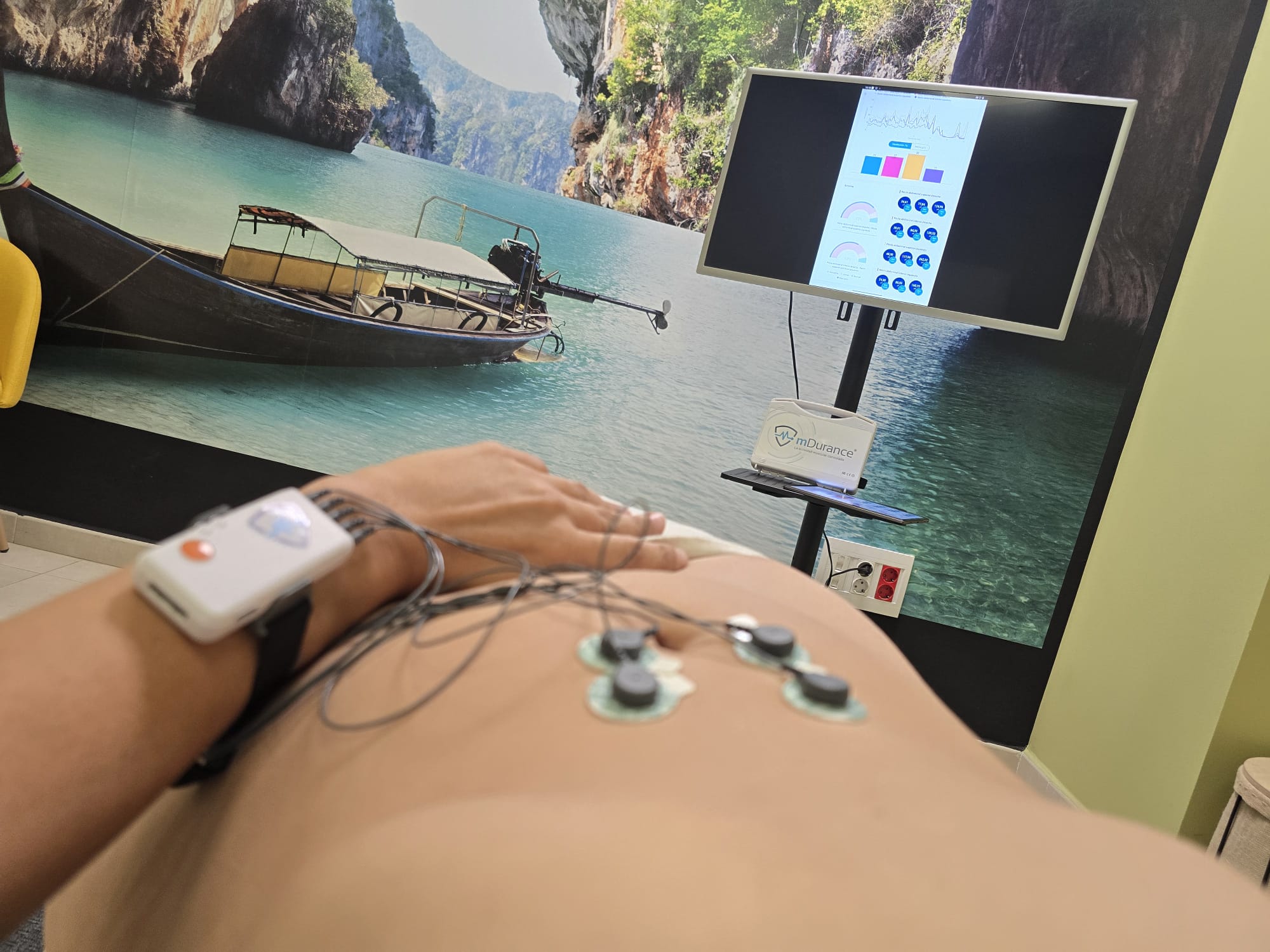 Sensores de electromiografía de superficie colocados durante una valoración biomecánica en PhysioNova